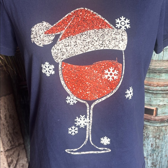 No Brand Christmas Wine Navy V neck Tshirt, size medium, good condition - Picture 2 of 9